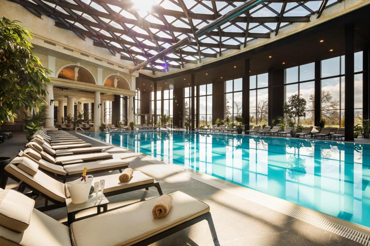 Kings' Valley Medical & Spa Hotel คาซานลัก ภายนอก รูปภาพ The pool at the spa