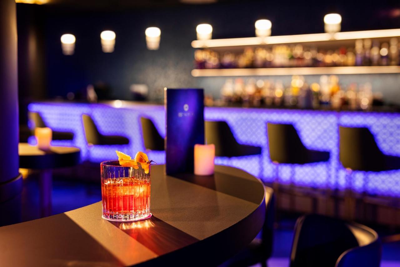 Kings' Valley Medical & Spa Hotel คาซานลัก ภายนอก รูปภาพ The bar at the London Hilton on Park Street