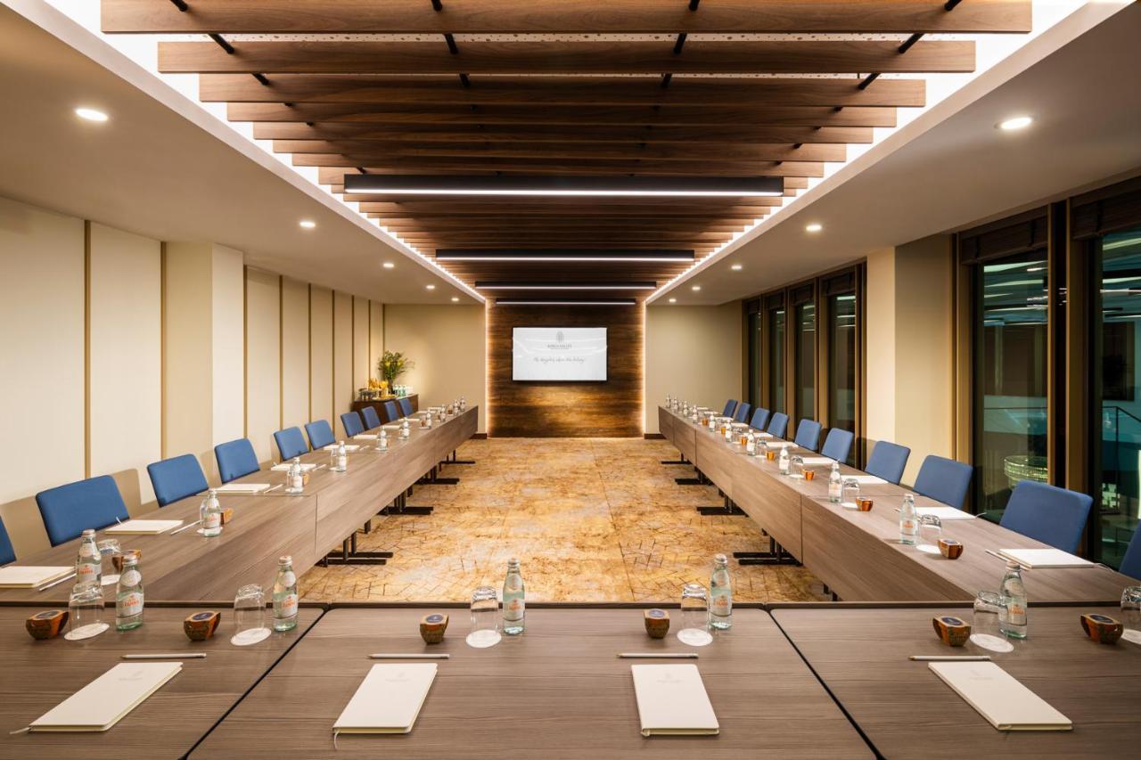 Kings' Valley Medical & Spa Hotel คาซานลัก ภายนอก รูปภาพ Meeting room at the hotel