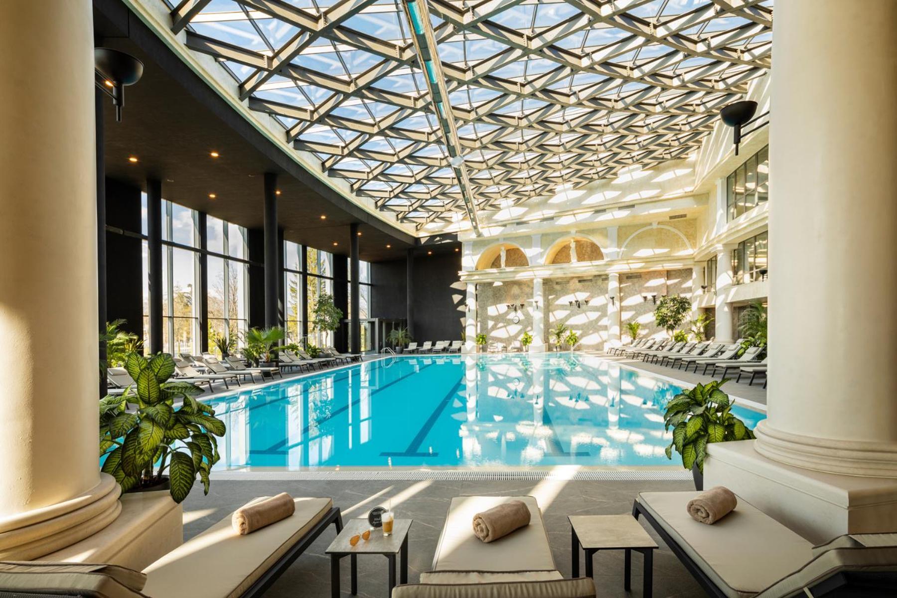 Kings' Valley Medical & Spa Hotel คาซานลัก ภายนอก รูปภาพ The pool at the spa