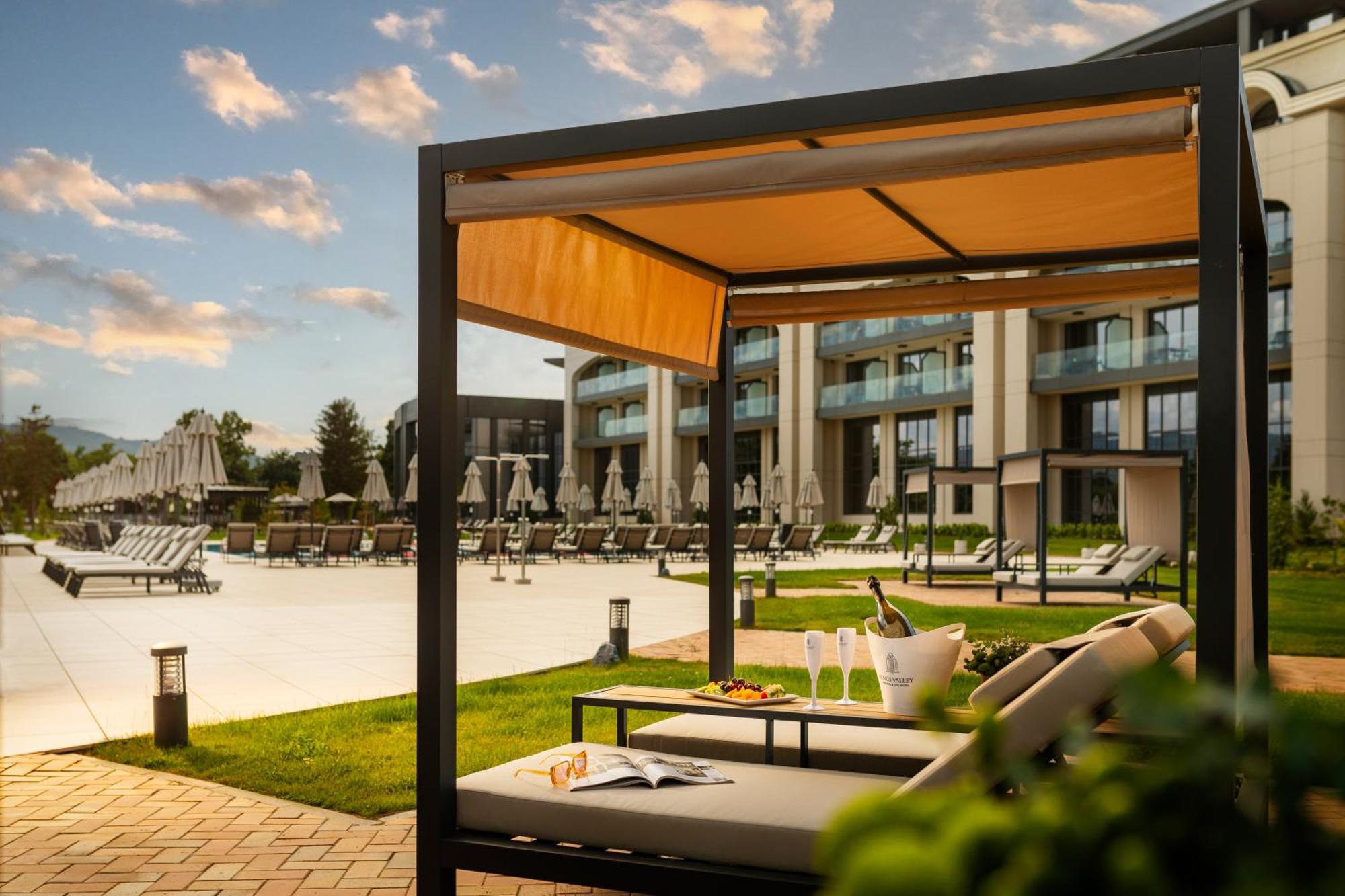 Kings' Valley Medical & Spa Hotel คาซานลัก ภายนอก รูปภาพ The swimming pool at the hotel
