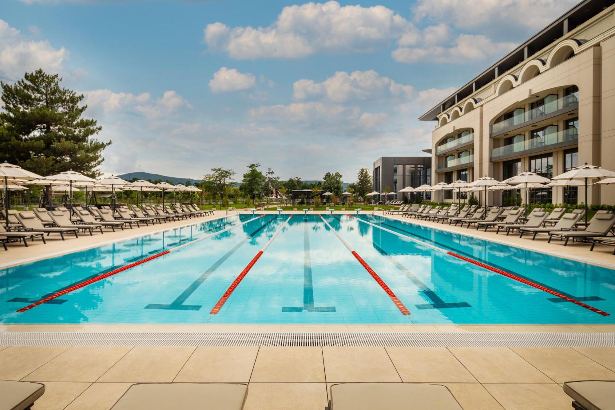Kings' Valley Medical & Spa Hotel คาซานลัก ภายนอก รูปภาพ The swimming pool at the hotel