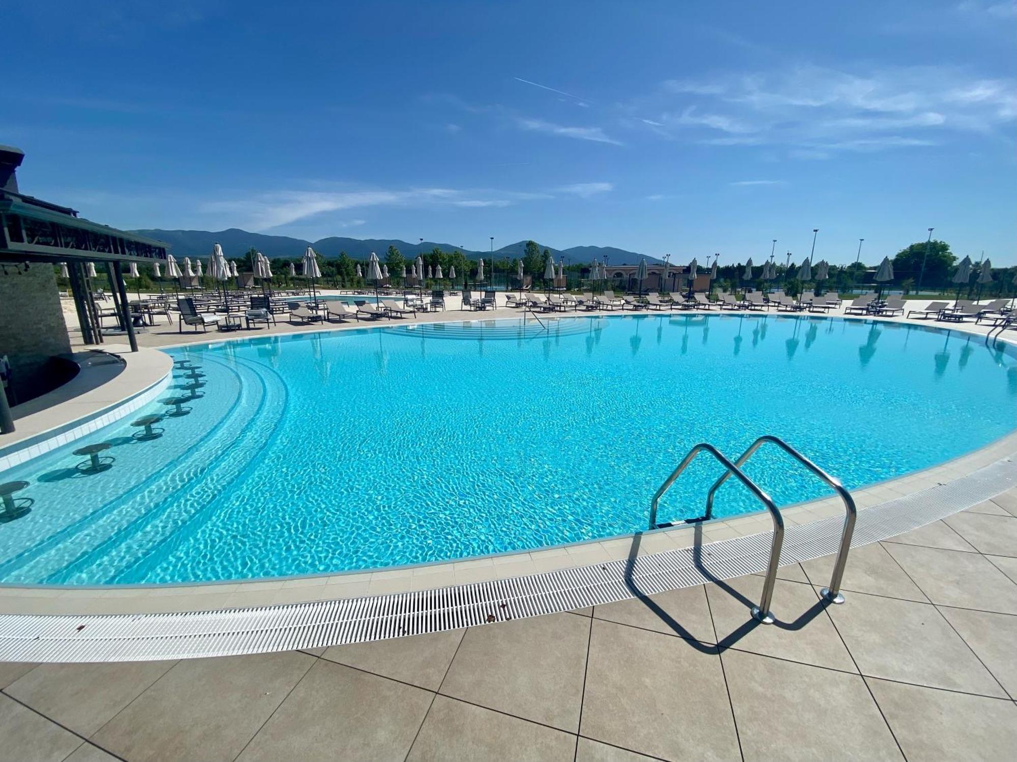 Kings' Valley Medical & Spa Hotel คาซานลัก ภายนอก รูปภาพ The swimming pool at the complex