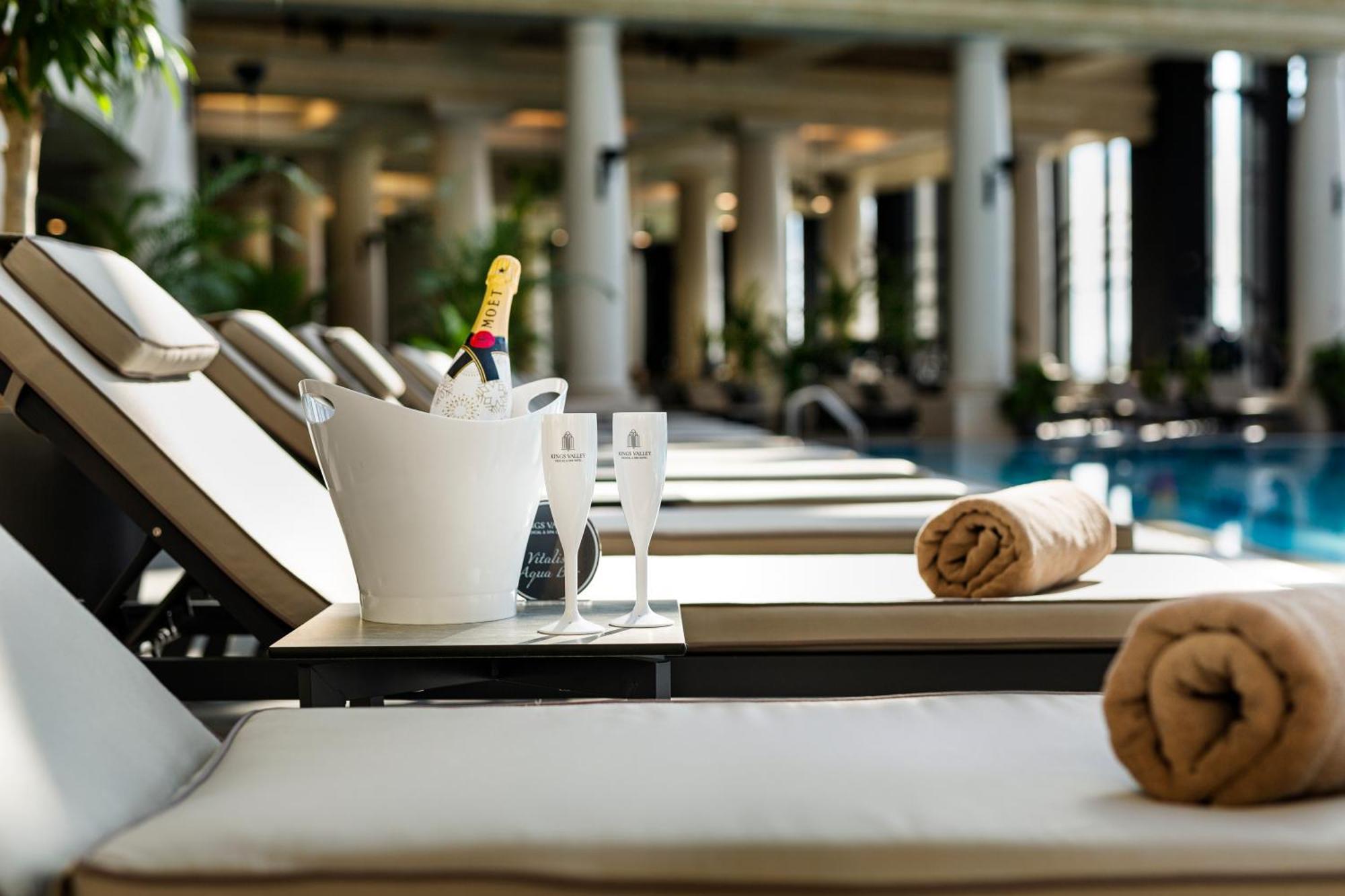 Kings' Valley Medical & Spa Hotel คาซานลัก ภายนอก รูปภาพ The pool at the hotel