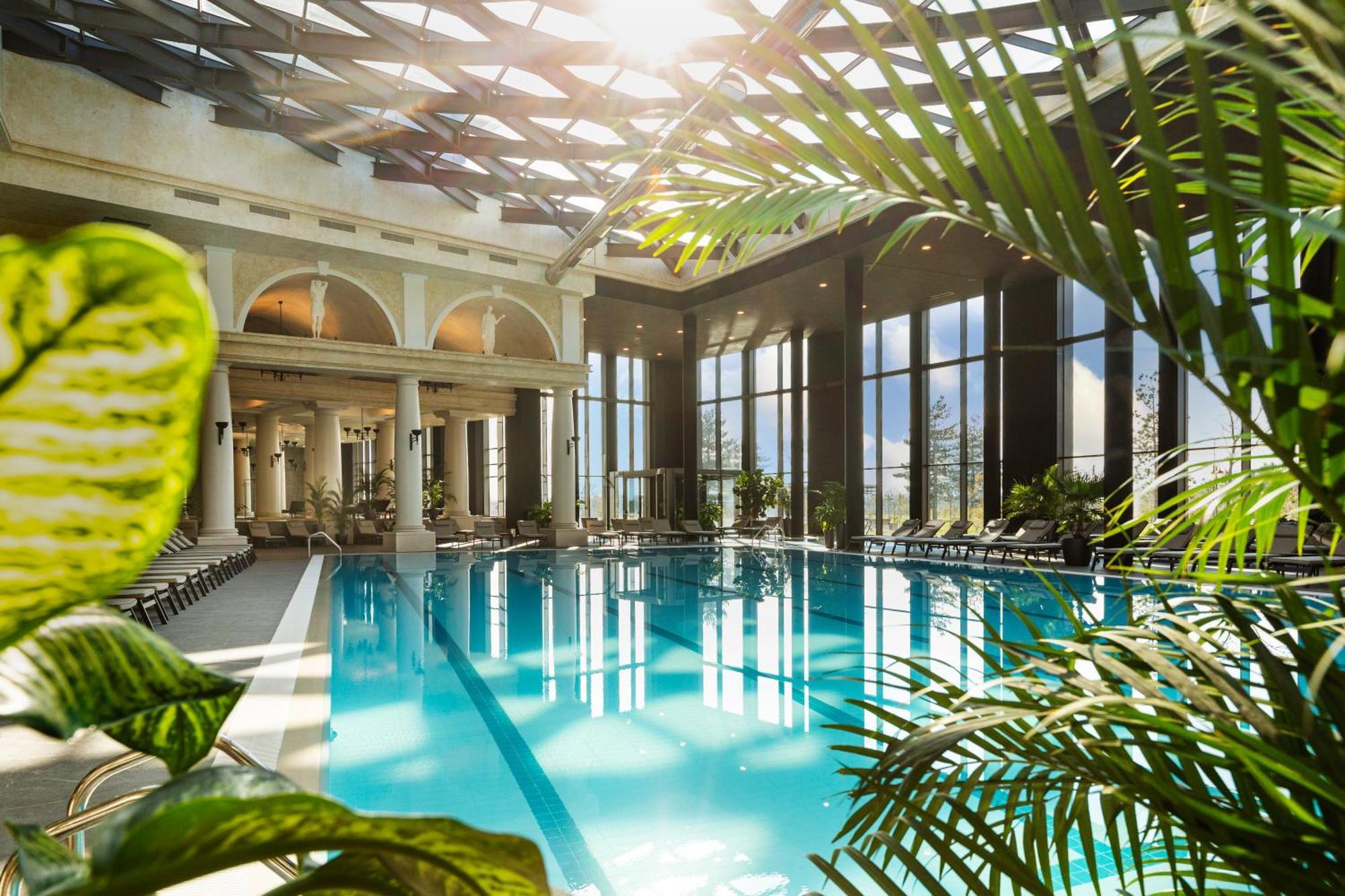 Kings' Valley Medical & Spa Hotel คาซานลัก ภายนอก รูปภาพ The swimming pool at the InterContinental