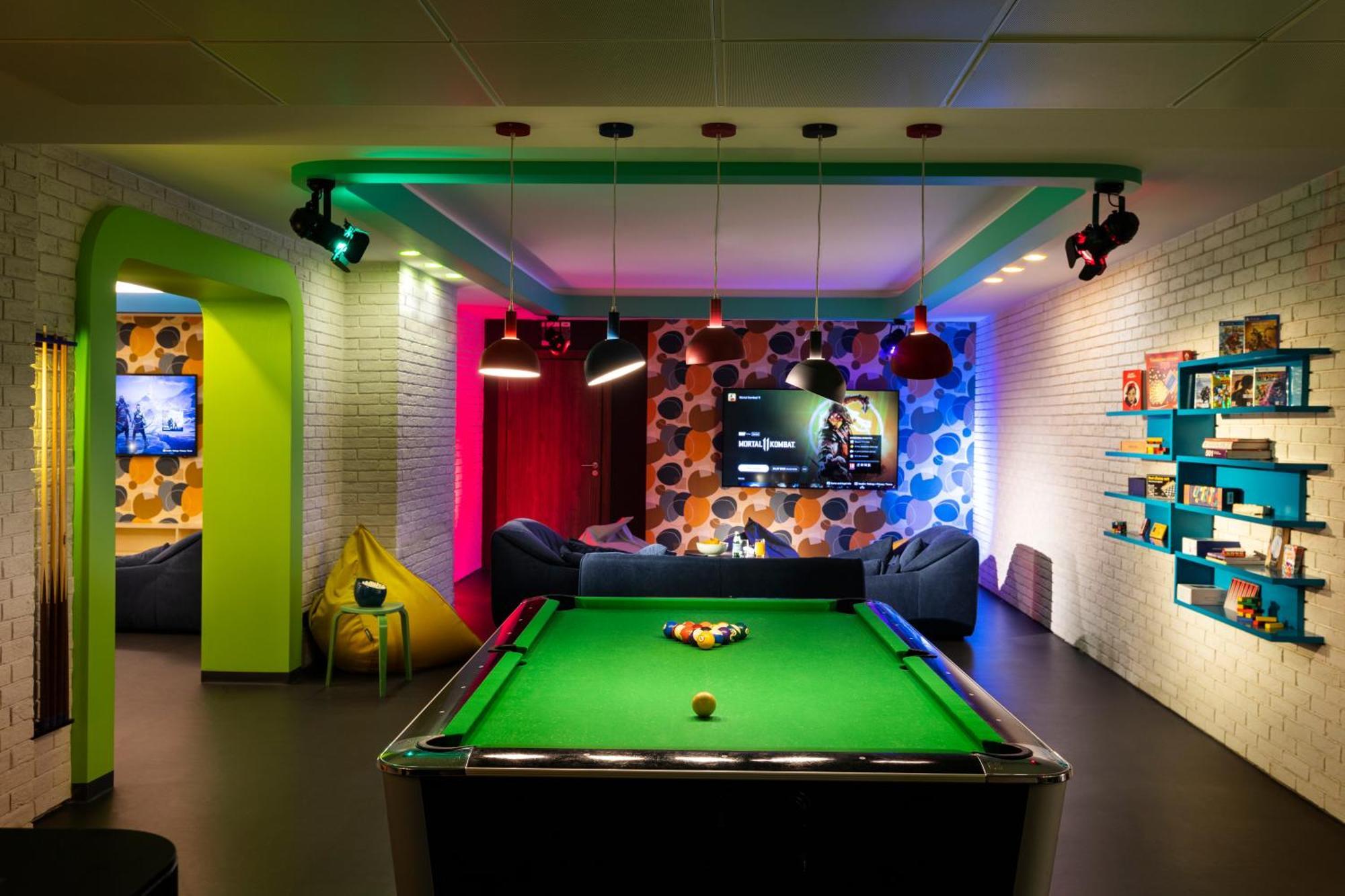 Kings' Valley Medical & Spa Hotel คาซานลัก ภายนอก รูปภาพ The games room at the new BBC Television Centre
