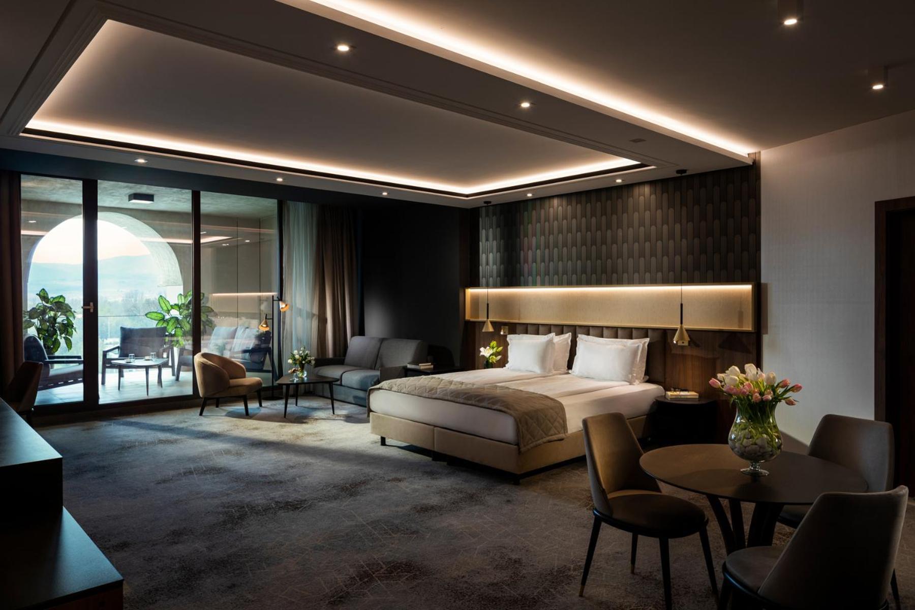 Kings' Valley Medical & Spa Hotel คาซานลัก ภายนอก รูปภาพ A suite at the hotel