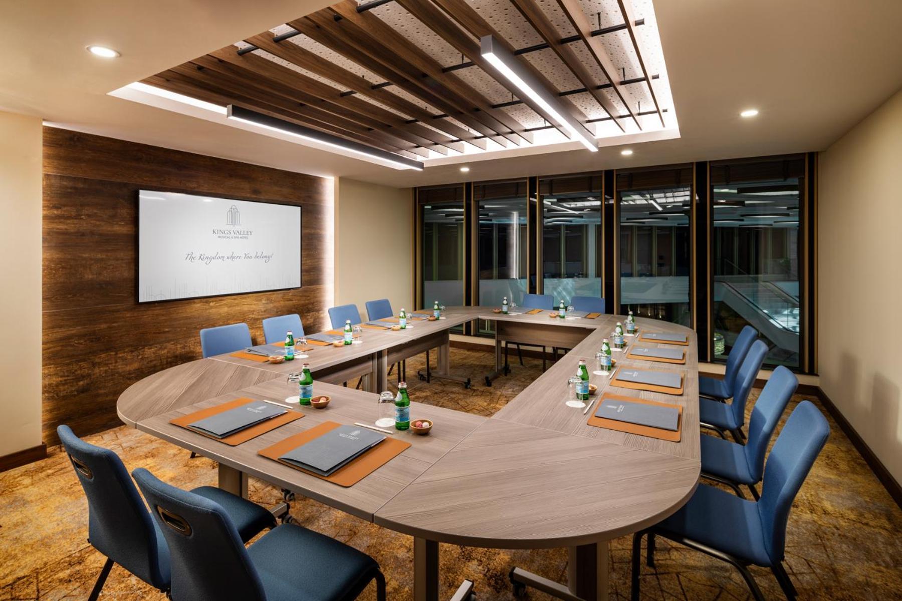 Kings' Valley Medical & Spa Hotel คาซานลัก ภายนอก รูปภาพ Meeting room at the hotel