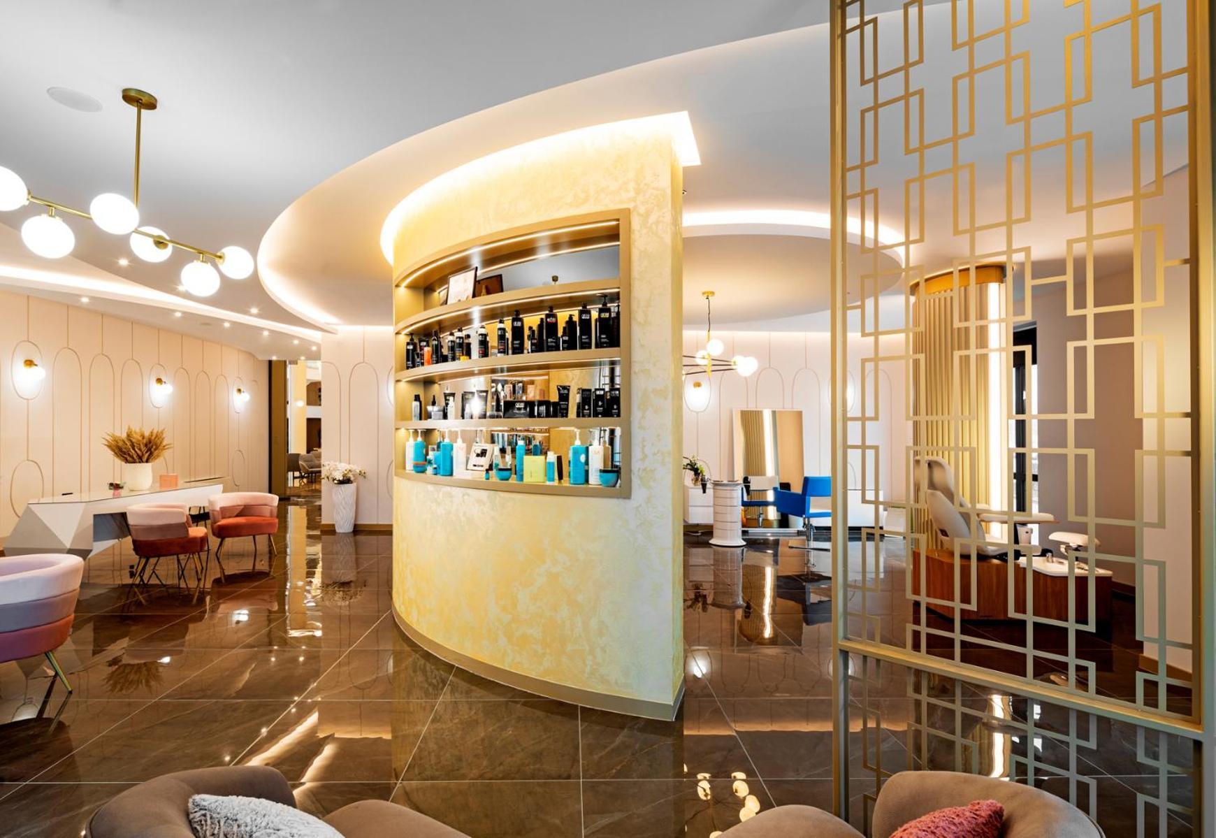 Kings' Valley Medical & Spa Hotel คาซานลัก ภายนอก รูปภาพ The interior of the salon